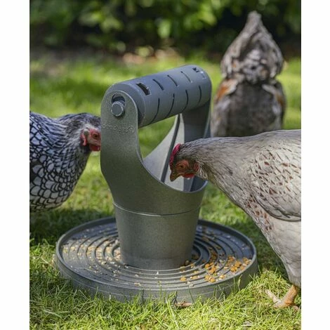 POULAILLER DIRECT Mangeoire Volailles Play And Snack Tower Grise En Plastique Recyclé - Beeztees 1 POULAILLER DIRECT Mangeoire Volailles Play And Snack Tower Grise En Plastique Recyclé - Beeztees
